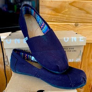 Black on black canvas TOMS, women’s size 8.5
